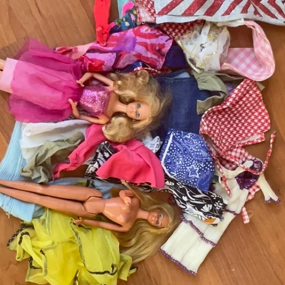 Vintage Barbies and lot of clothes - Picture 2 of 2